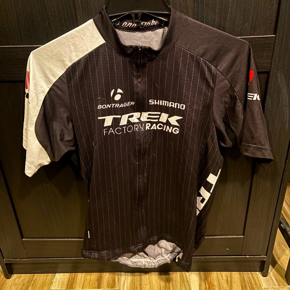 Trek Bontrager Cycling Jersey size Large
Road biking, cycling, mountain biking